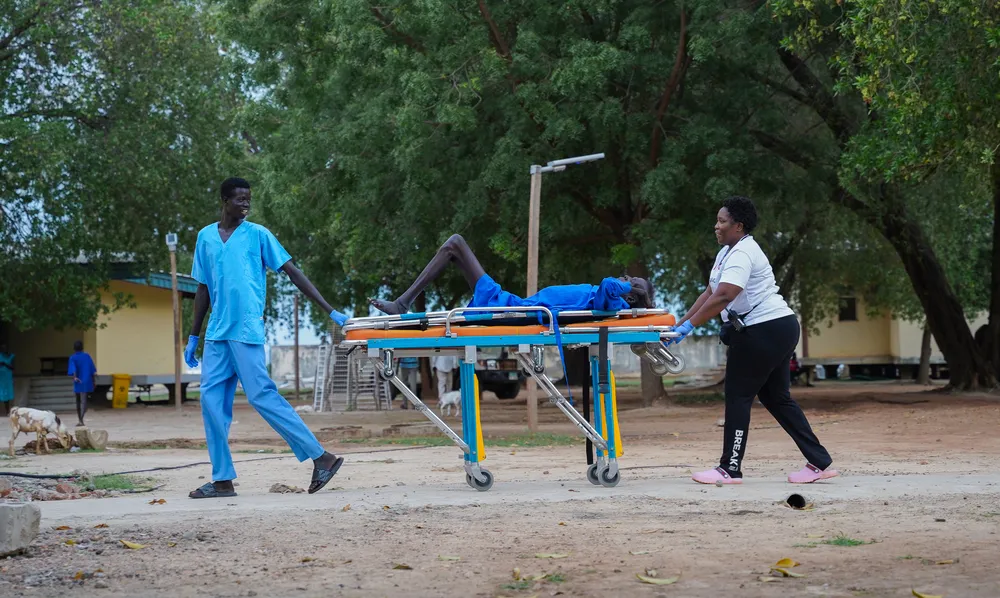 Muž převážený na operaci, Jižní Súdán.