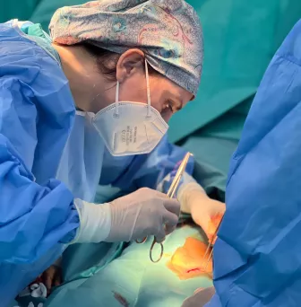 Vanesa Lovětínská při operaci, Pásmo Gazy, 2022. Foto: Lékaři bez hranic