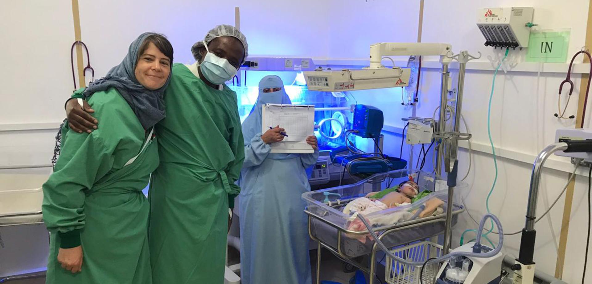 Zaměstnanci Lékařů bez hranic v Jemenu se svojí pacientkou