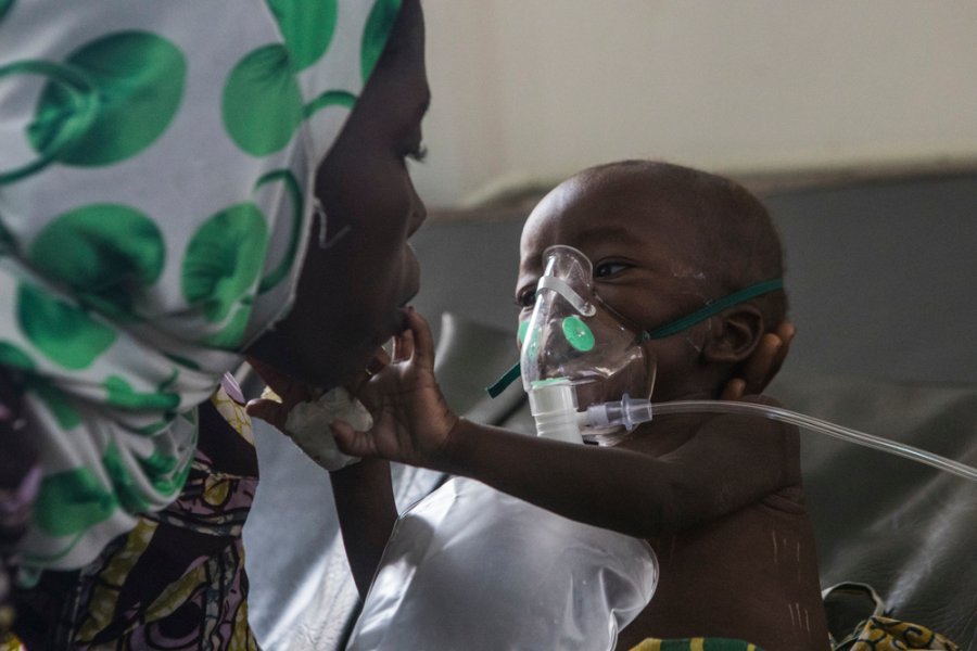 Dítě dostává kyslík v rámci projektu Lékařů bez hranic ve státě Borno v Nigérii.